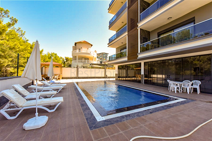 Трикімнатний пентхаус з видом на хвойні ліси і Середземне море