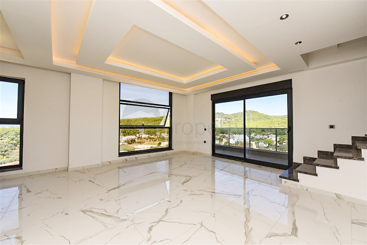 Трикімнатний пентхаус з видом на хвойні ліси і Середземне море