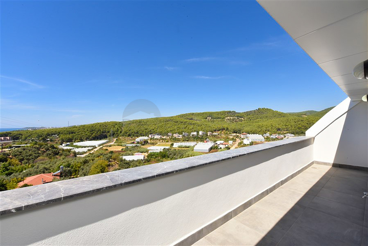 Трикімнатний пентхаус з видом на хвойні ліси і Середземне море