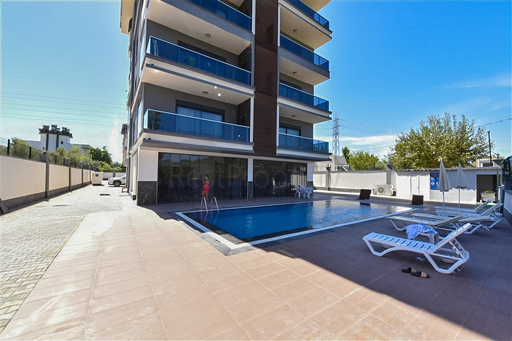 Трикімнатний пентхаус з видом на хвойні ліси і Середземне море