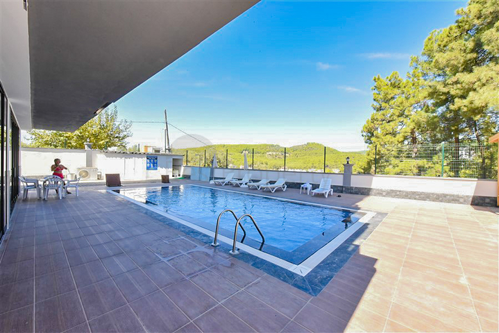 Трикімнатний пентхаус з видом на хвойні ліси і Середземне море