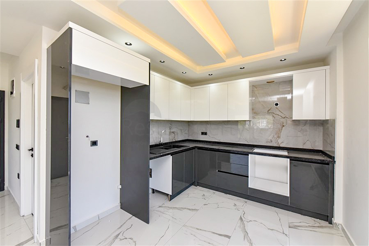 Трикімнатний пентхаус з видом на хвойні ліси і Середземне море