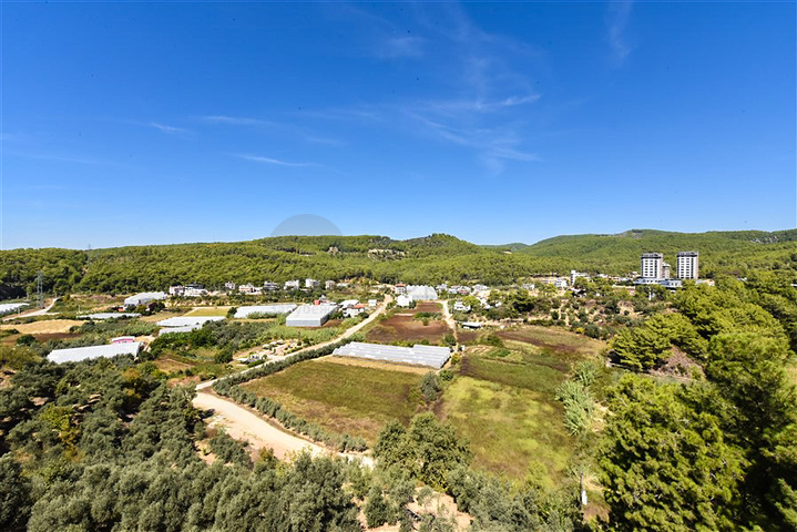 Трикімнатний пентхаус з видом на хвойні ліси і Середземне море