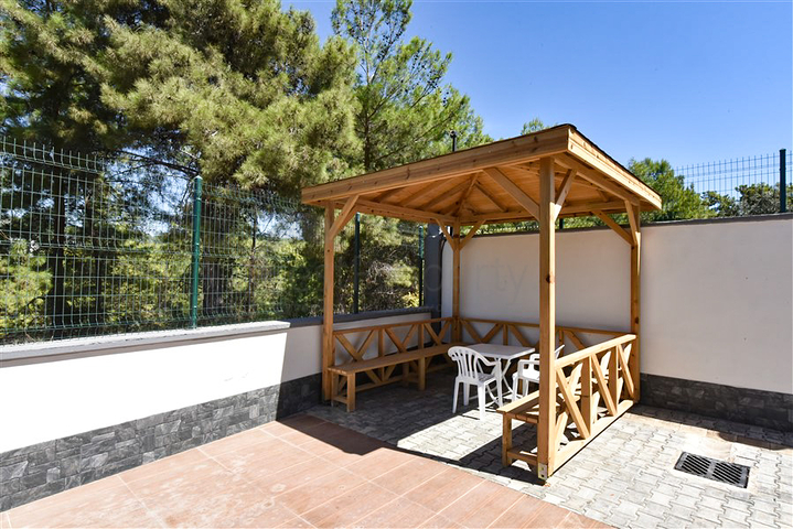 Трикімнатний пентхаус з видом на хвойні ліси і Середземне море