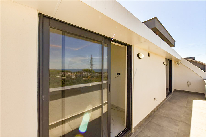 Трикімнатний пентхаус з видом на хвойні ліси і Середземне море