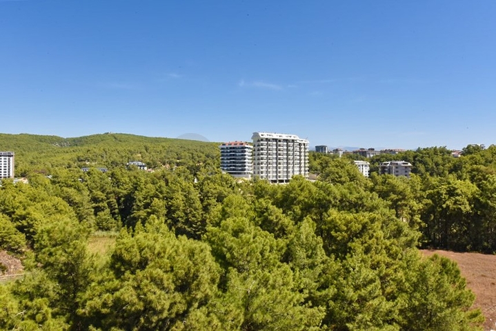 Трикімнатний пентхаус з видом на хвойні ліси і Середземне море