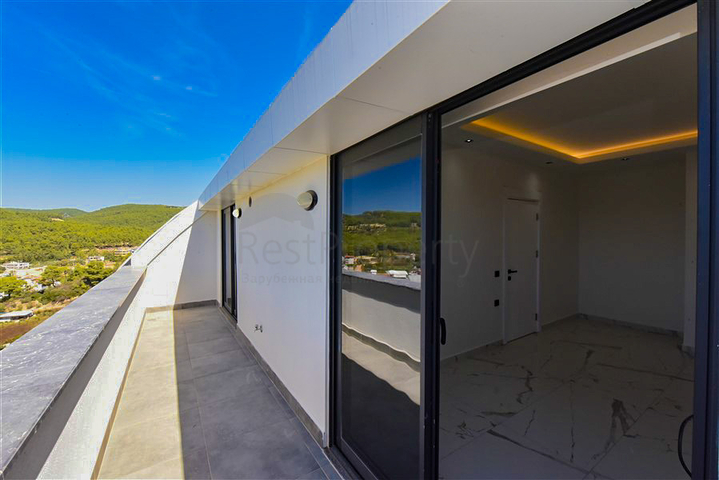 Трикімнатний пентхаус з видом на хвойні ліси і Середземне море