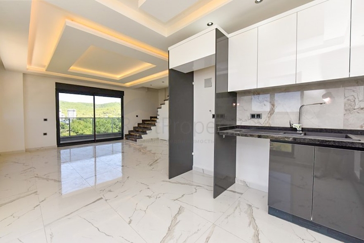 Трикімнатний пентхаус з видом на хвойні ліси і Середземне море