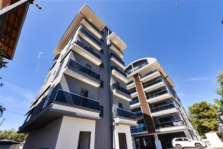 Трикімнатний пентхаус з видом на хвойні ліси і Середземне море