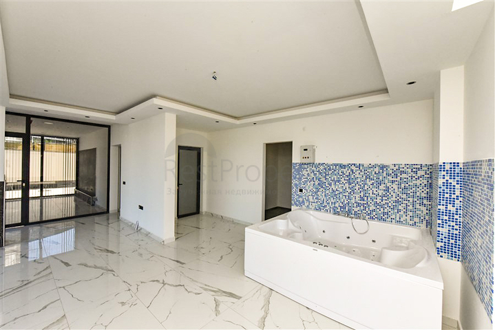 Трикімнатний пентхаус з видом на хвойні ліси і Середземне море