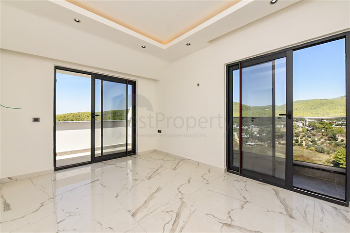 Трикімнатний пентхаус з видом на хвойні ліси і Середземне море