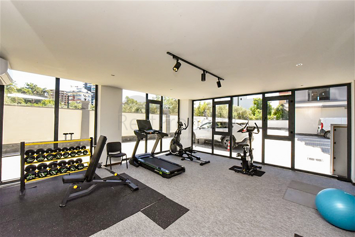 Трикімнатний пентхаус з видом на хвойні ліси і Середземне море