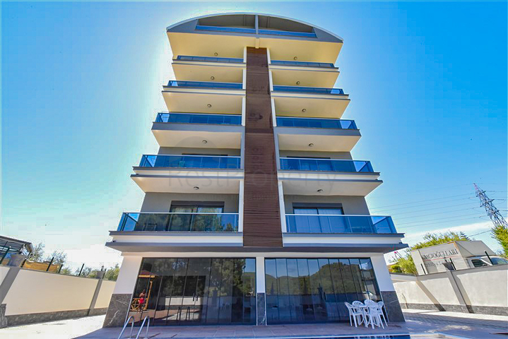 Трикімнатний пентхаус з видом на хвойні ліси і Середземне море