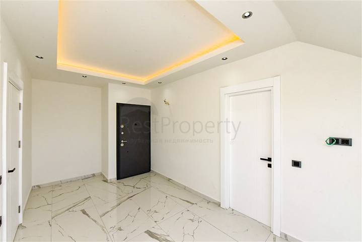 Трикімнатний пентхаус з видом на хвойні ліси і Середземне море