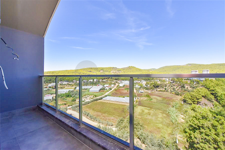 Трикімнатний пентхаус з видом на хвойні ліси і Середземне море