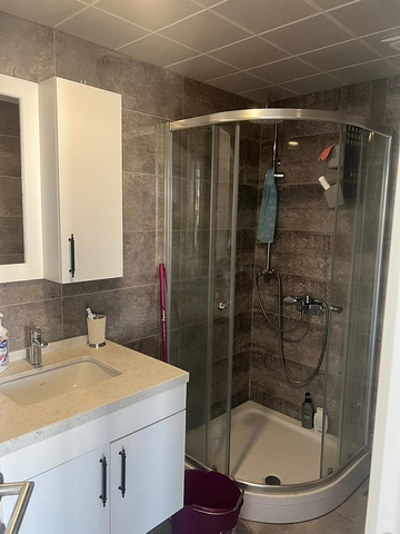 У готовому житловому комплексі району Багджилар, представлена на продаж квартира плануванням 1+1