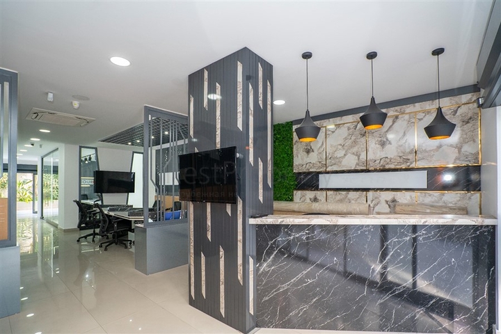 Обладнаний просторий офіс в бізнес-центрі в районі Оба