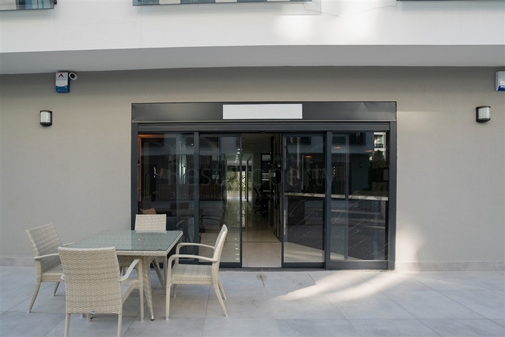 Обладнаний просторий офіс в бізнес-центрі в районі Оба