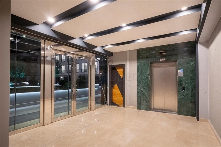 Обладнаний просторий офіс в бізнес-центрі в районі Оба