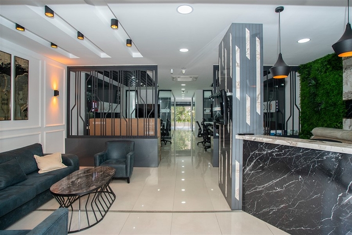 Обладнаний просторий офіс в бізнес-центрі в районі Оба