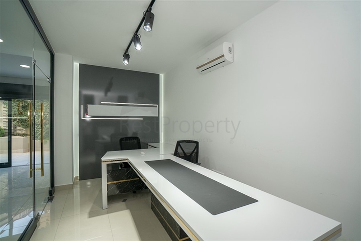 Обладнаний просторий офіс в бізнес-центрі в районі Оба