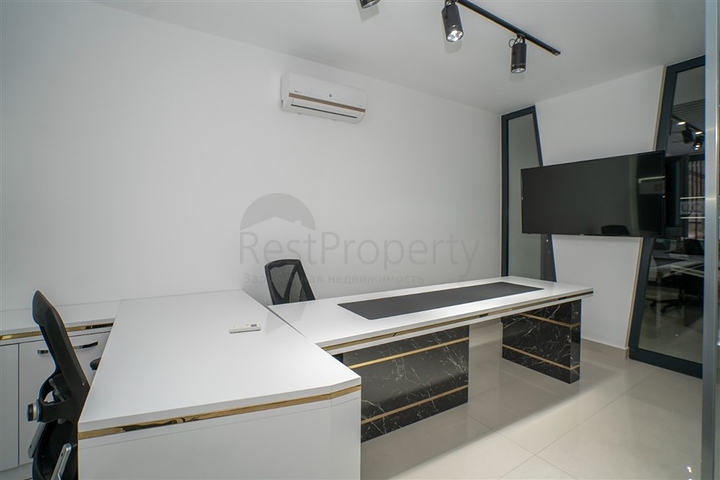 Обладнаний просторий офіс в бізнес-центрі в районі Оба