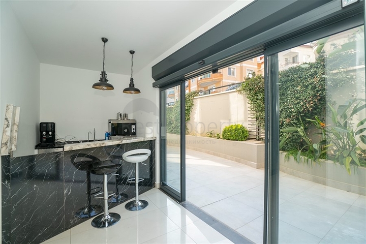 Обладнаний просторий офіс в бізнес-центрі в районі Оба