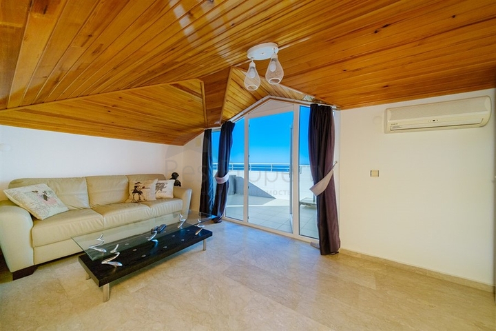 Пентхаус 3 + 1 з панорамними видами на море в районі Конакли