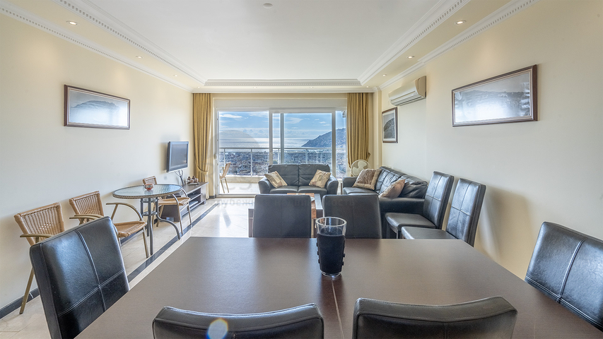 Мебльований пентхаус 4 + 1 з видом на море в центрі Аланії