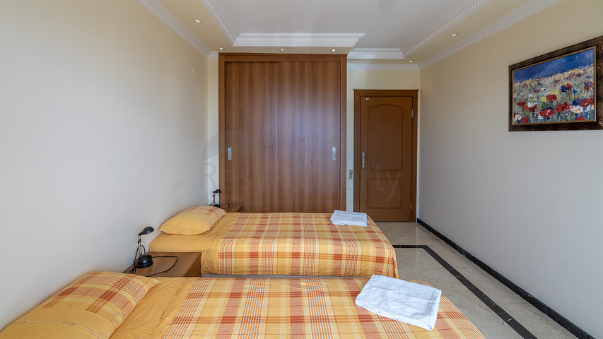 Мебльований пентхаус 4 + 1 з видом на море в центрі Аланії