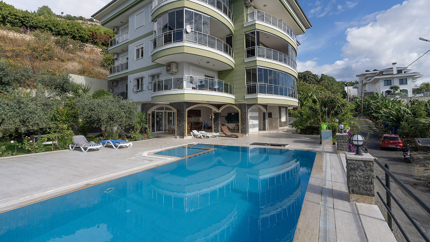 Мебльований пентхаус 4 + 1 з видом на море в центрі Аланії