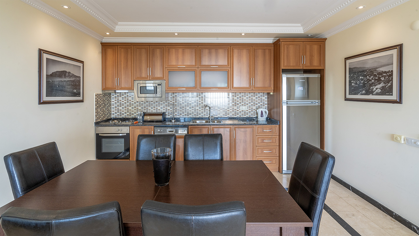 Мебльований пентхаус 4 + 1 з видом на море в центрі Аланії