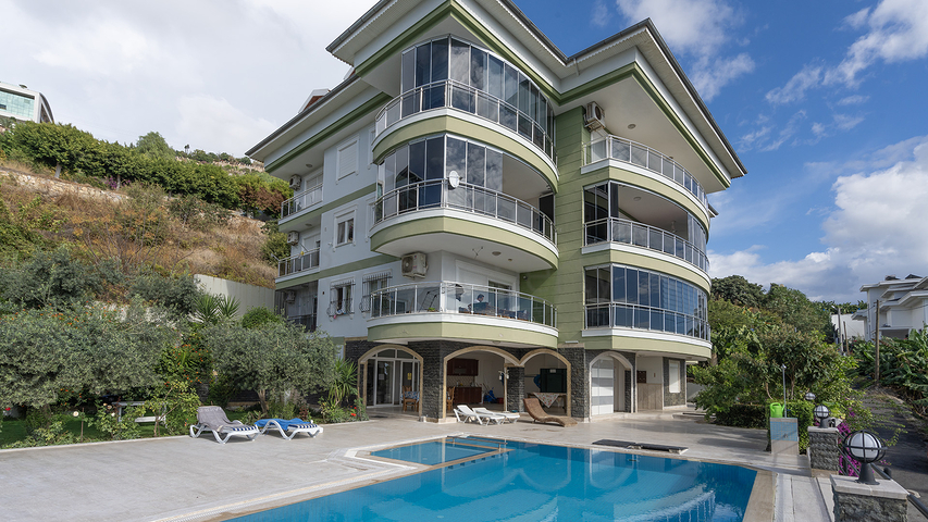 Мебльований пентхаус 4 + 1 з видом на море в центрі Аланії