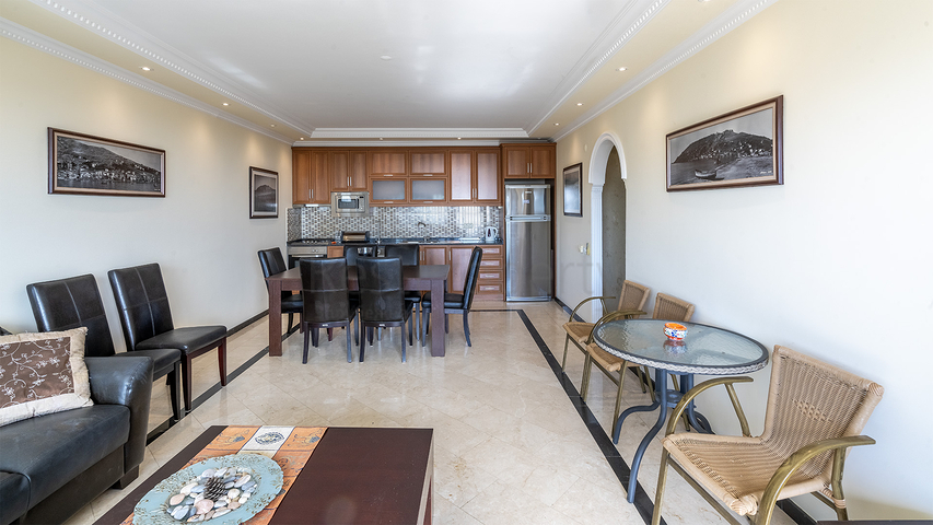 Мебльований пентхаус 4 + 1 з видом на море в центрі Аланії