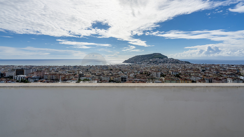 Мебльований пентхаус 4 + 1 з видом на море в центрі Аланії