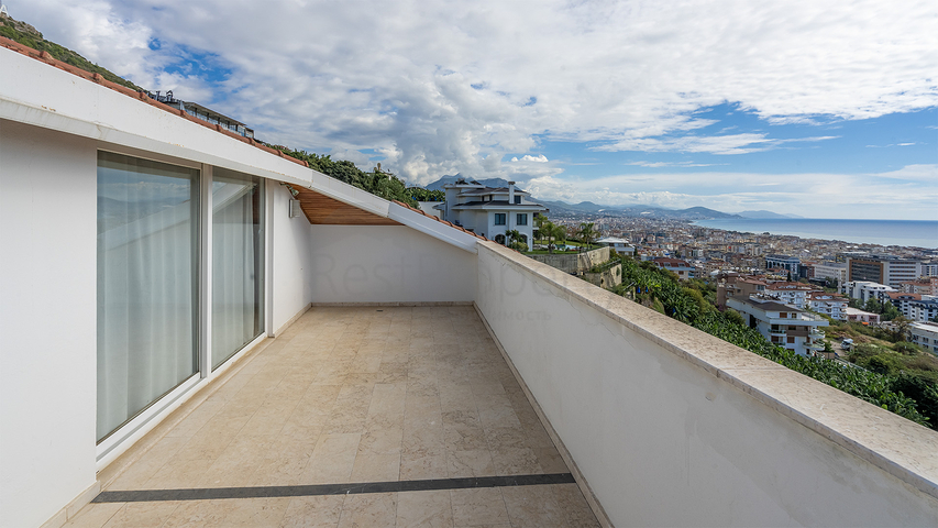 Мебльований пентхаус 4 + 1 з видом на море в центрі Аланії