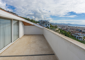 Мебльований пентхаус 4 + 1 з видом на море в центрі Аланії