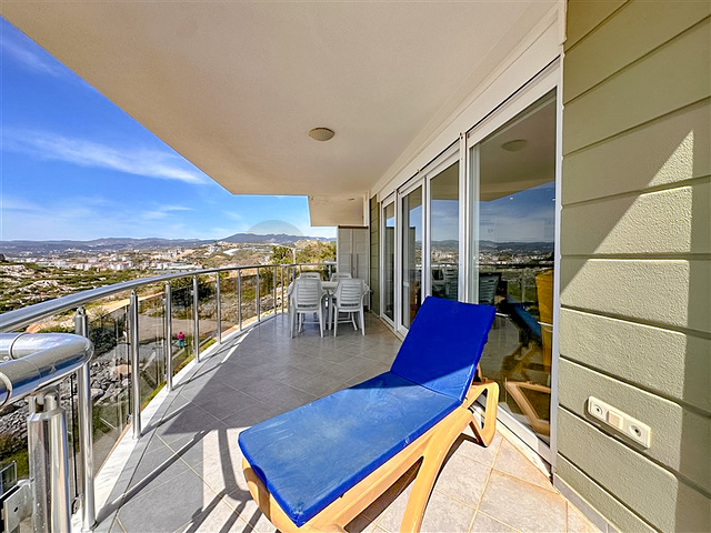 Просторий пентхаус плануванням 3 + 1 в районі Конакли. 