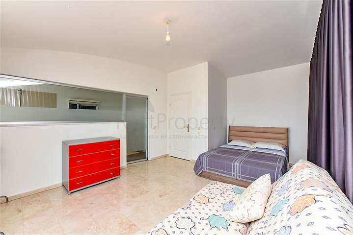 Просторий пентхаус плануванням 3 + 1 в районі Конакли. 