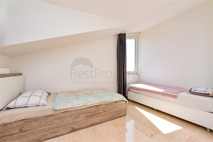 Просторий пентхаус плануванням 3 + 1 в районі Конакли. 