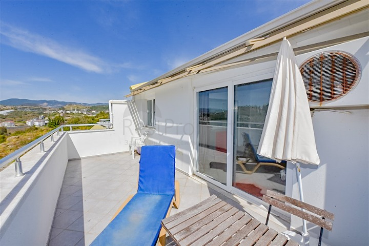 Просторий пентхаус плануванням 3 + 1 в районі Конакли. 