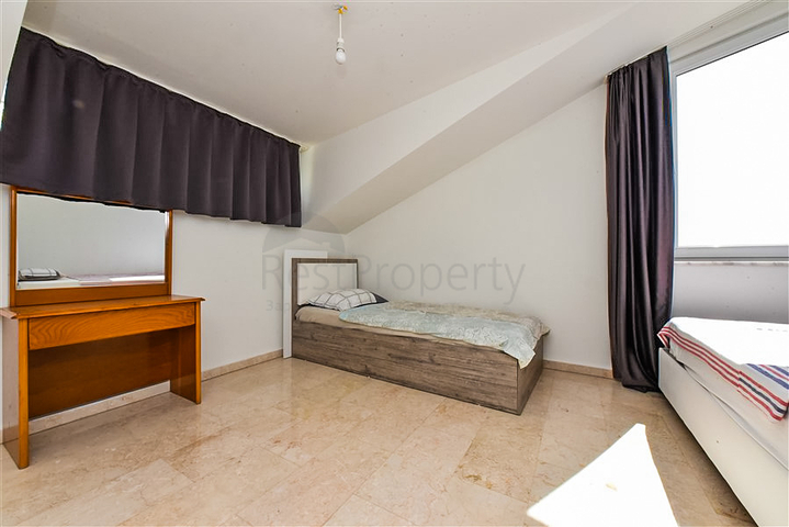 Просторий пентхаус плануванням 3 + 1 в районі Конакли. 