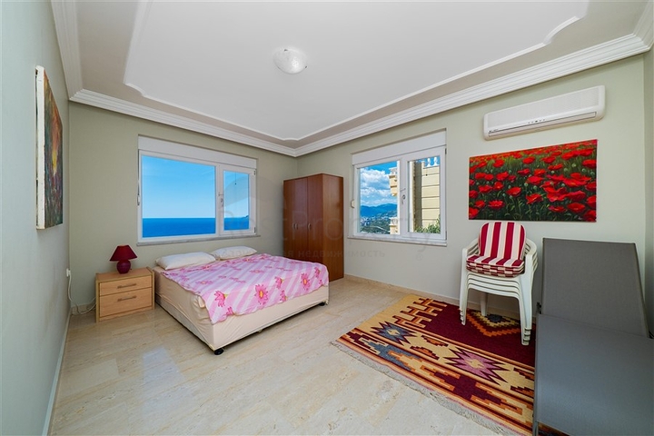 Вілла з панорамними видами на море і гори