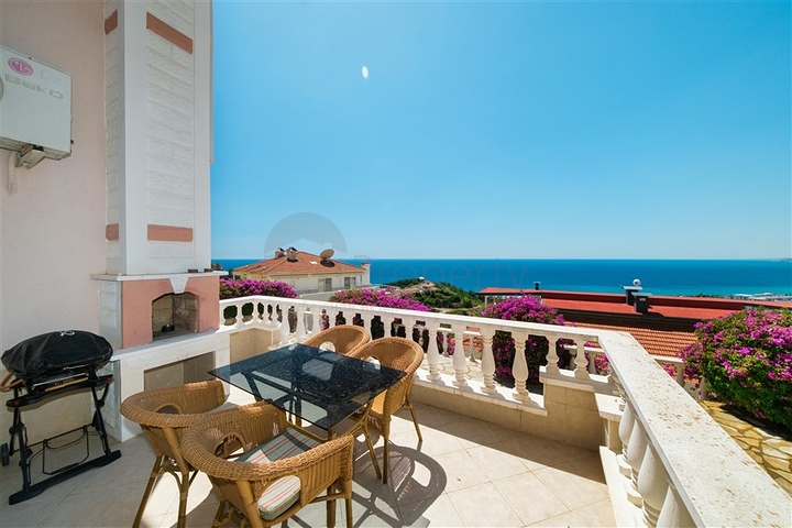 Вілла з панорамними видами на море і гори