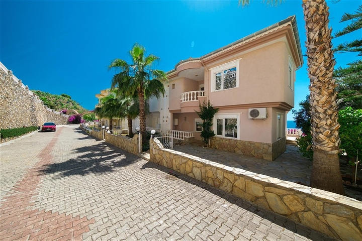 Вілла з панорамними видами на море і гори