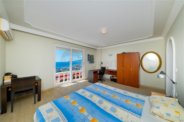 Вілла з панорамними видами на море і гори