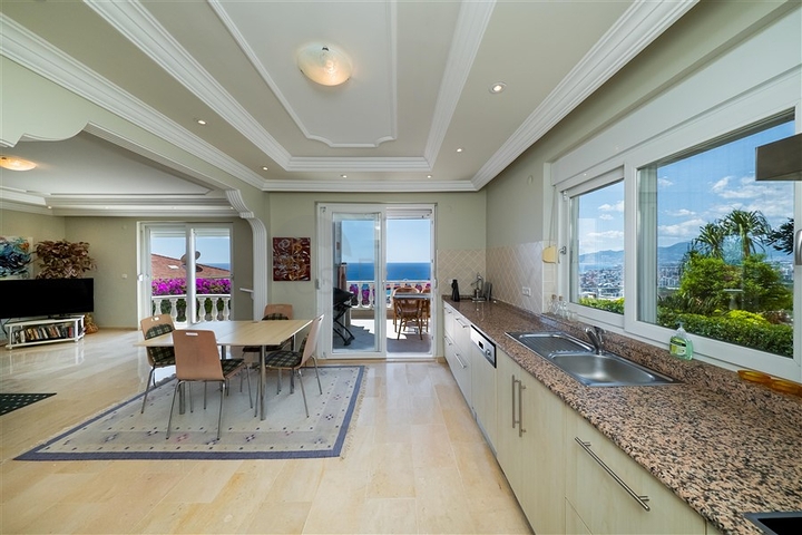 Вілла з панорамними видами на море і гори