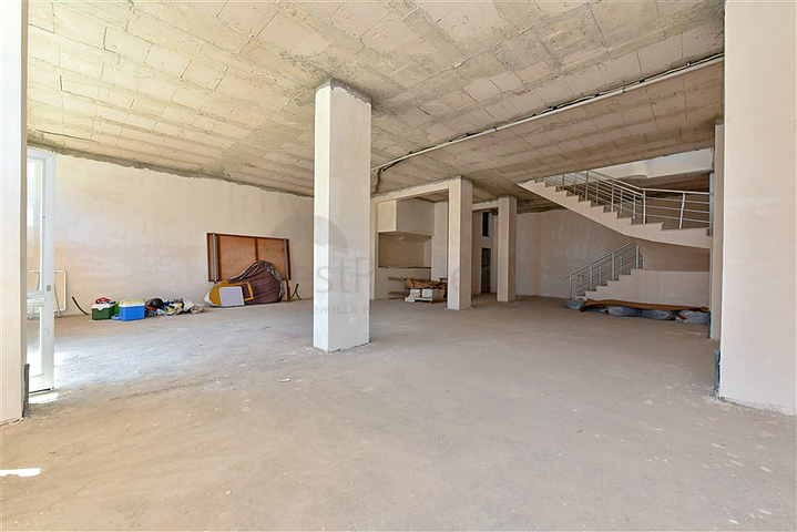 Комерційне приміщення в районі Оба