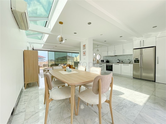 Пентхаус плануванням 3+1 з видом на море і гори