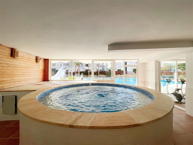 Пентхаус плануванням 3+1 з видом на море і гори